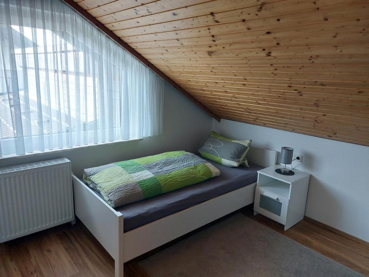 Moderne Ferienwohnung - Neu Renoviert - Ruhige Lage Waldachtal Esterno foto